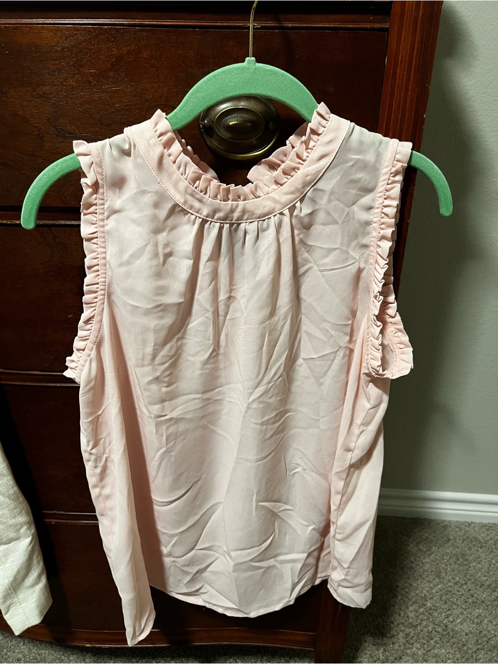 NWT light pink sleeveless ruffle neck blouse by Gibson